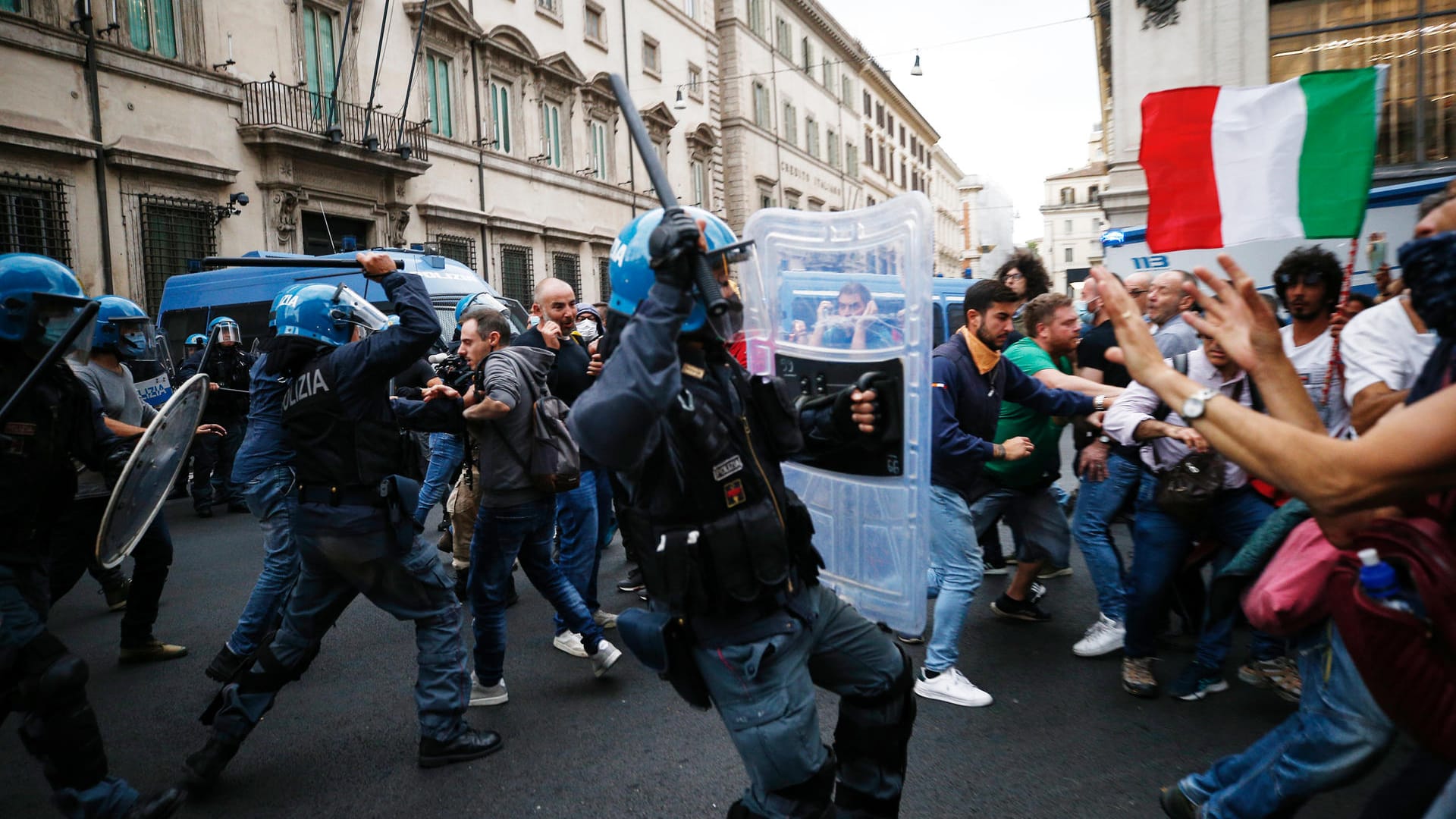 Polizeikräfte gehen in Rom gegen Demonstranten bei Protesten gegen neue Corona-Maßnahmen vor. Polizeikräfte gehen in Rom gegen Demonstranten bei Protesten gegen neue Corona-Maßnahmen vor.