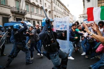 Polizeikräfte gehen in Rom gegen Demonstranten bei Protesten gegen neue Corona-Maßnahmen vor.