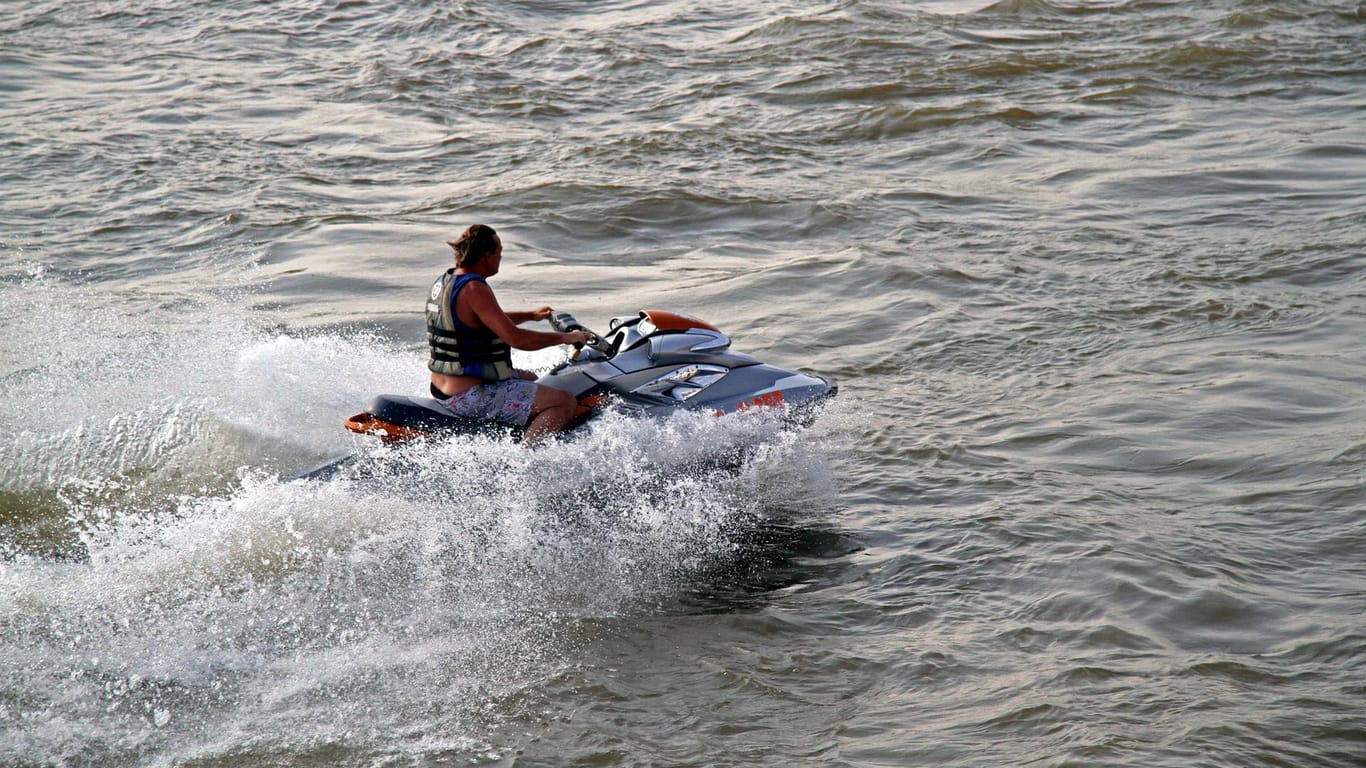 Ein Jetskifahrer auf dem Rhein (Symbolbild). Ein 60-jähriger starb am Samstag, nachdem er von seinem Gefährt ins Wasser gefallen war.
