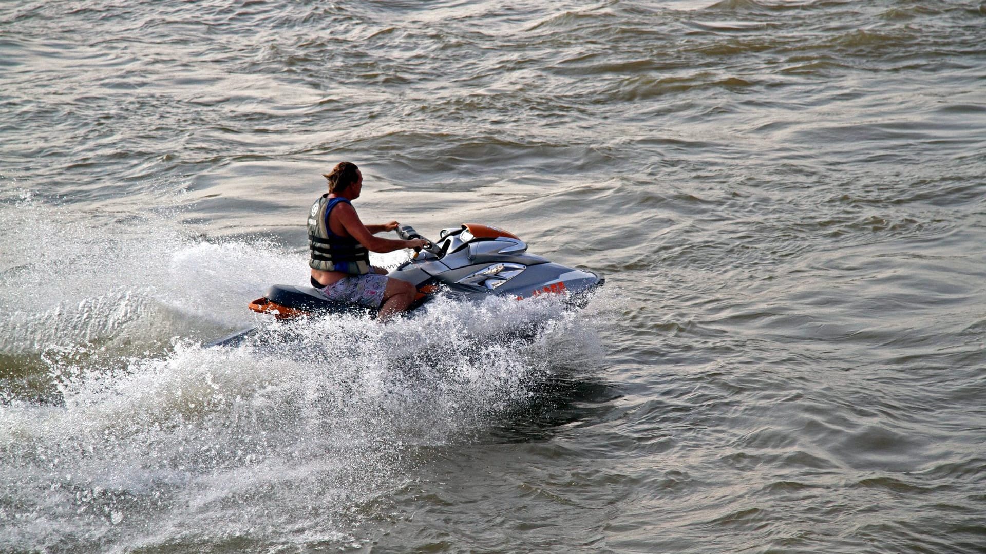 Ein Jetskifahrer auf dem Rhein (Symbolbild). Ein 60-jähriger starb am Samstag, nachdem er von seinem Gefährt ins Wasser gefallen war. Ein Jetskifahrer auf dem Rhein (Symbolbild). Ein 60-jähriger starb am Samstag, nachdem er von seinem Gefährt ins Wasser gefallen war.