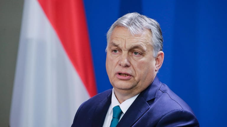 Viktor Orban bei einer Pressekonferenz in Berlin (Archivbild). Der ungarische Ministerpräsident unterstützt Polen im Streit mit der EU.