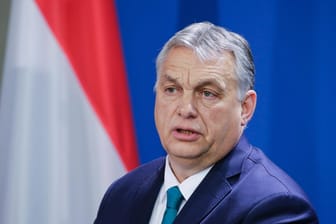 Viktor Orban bei einer Pressekonferenz in Berlin (Archivbild). Der ungarische Ministerpräsident unterstützt Polen im Streit mit der EU.