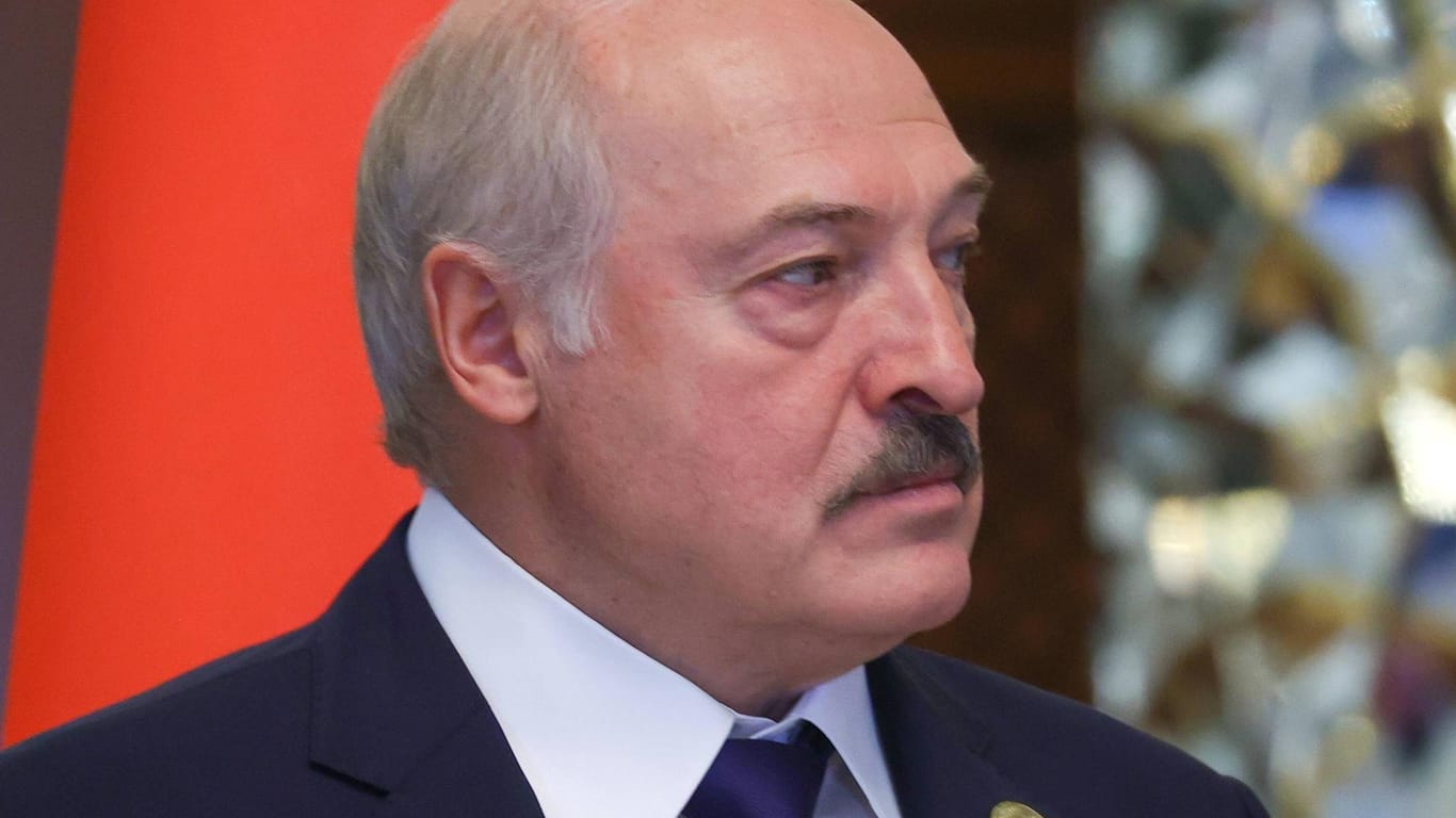 Der belarussische Präsident Alexander Lukaschenko bei einem Besuch in Tadschikistan (Archivbild). Gegen ihn soll wegen Schleusung ermittelt werden.