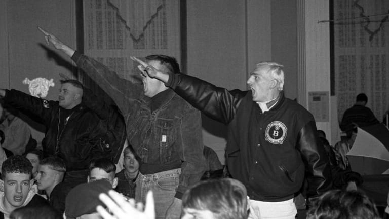 Hoch aggressiv: Hitlergrüße beim Gautreffen der neonazistischen Partei "Deutsche Alternative" im November 1991 in Hoyerswerda.
