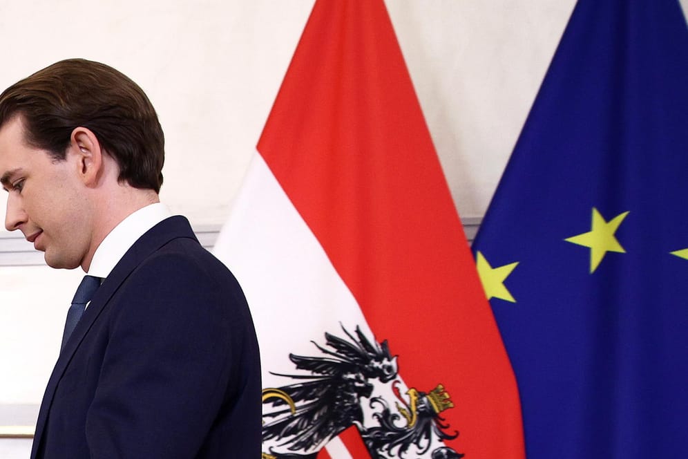Österreichs Bundeskanzler Sebastian Kurz verlässt das Rednerpult nach seiner Rücktrittsankündigung. Er wird allerdings Partei- und Fraktionschef bleiben.
