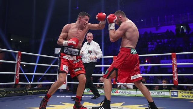 Dominic Bösel (l) boxt gegen Robin Krasniqi.