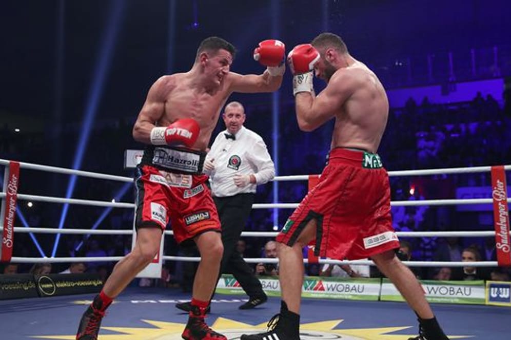 Dominic Bösel (l) boxt gegen Robin Krasniqi.