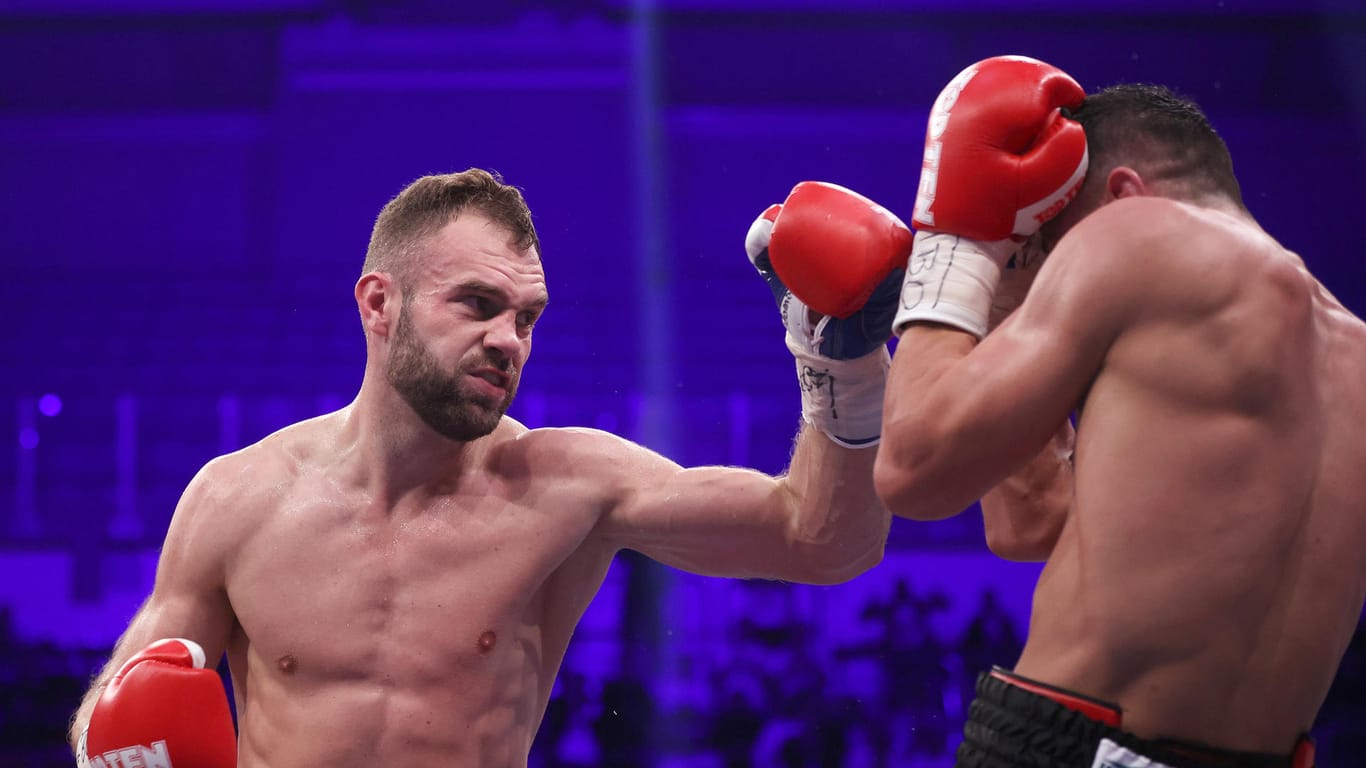 Dominic Bösel (l) boxt gegen Robin Krasniqi um den Weltmeistertitel im Halbschwergewicht.
