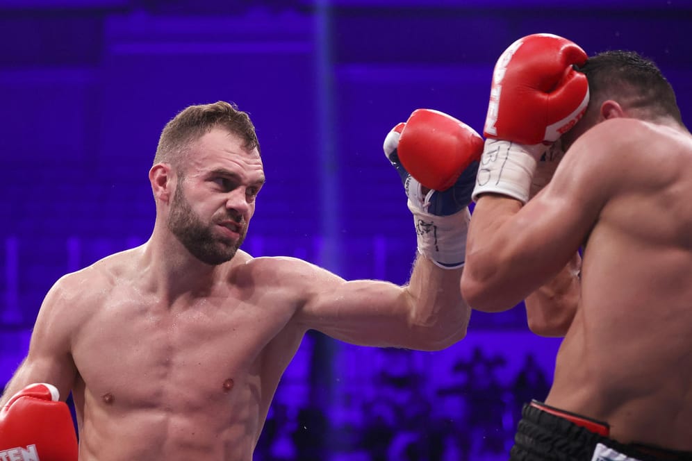 Dominic Bösel (l) boxt gegen Robin Krasniqi um den Weltmeistertitel im Halbschwergewicht.