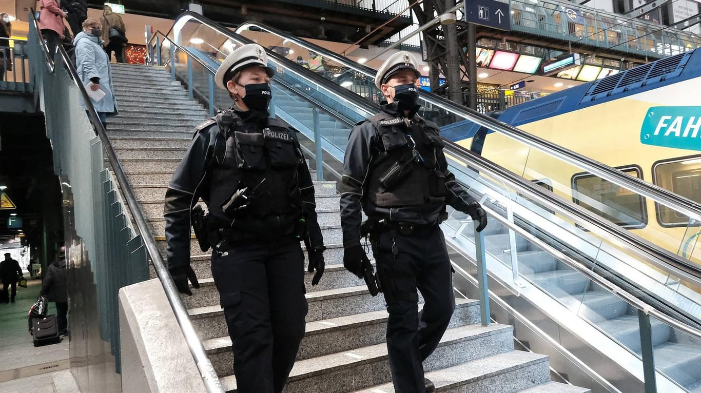 Beamte der Bundespolizei an einem Bahnhof (Symbolbild): Die Beamten hatten Schwierigkeiten, zu den beiden durchzudringen.