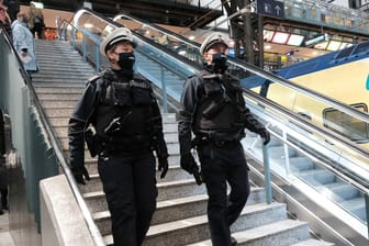 Beamte der Bundespolizei an einem Bahnhof (Symbolbild): Die Beamten hatten Schwierigkeiten, zu den beiden durchzudringen.