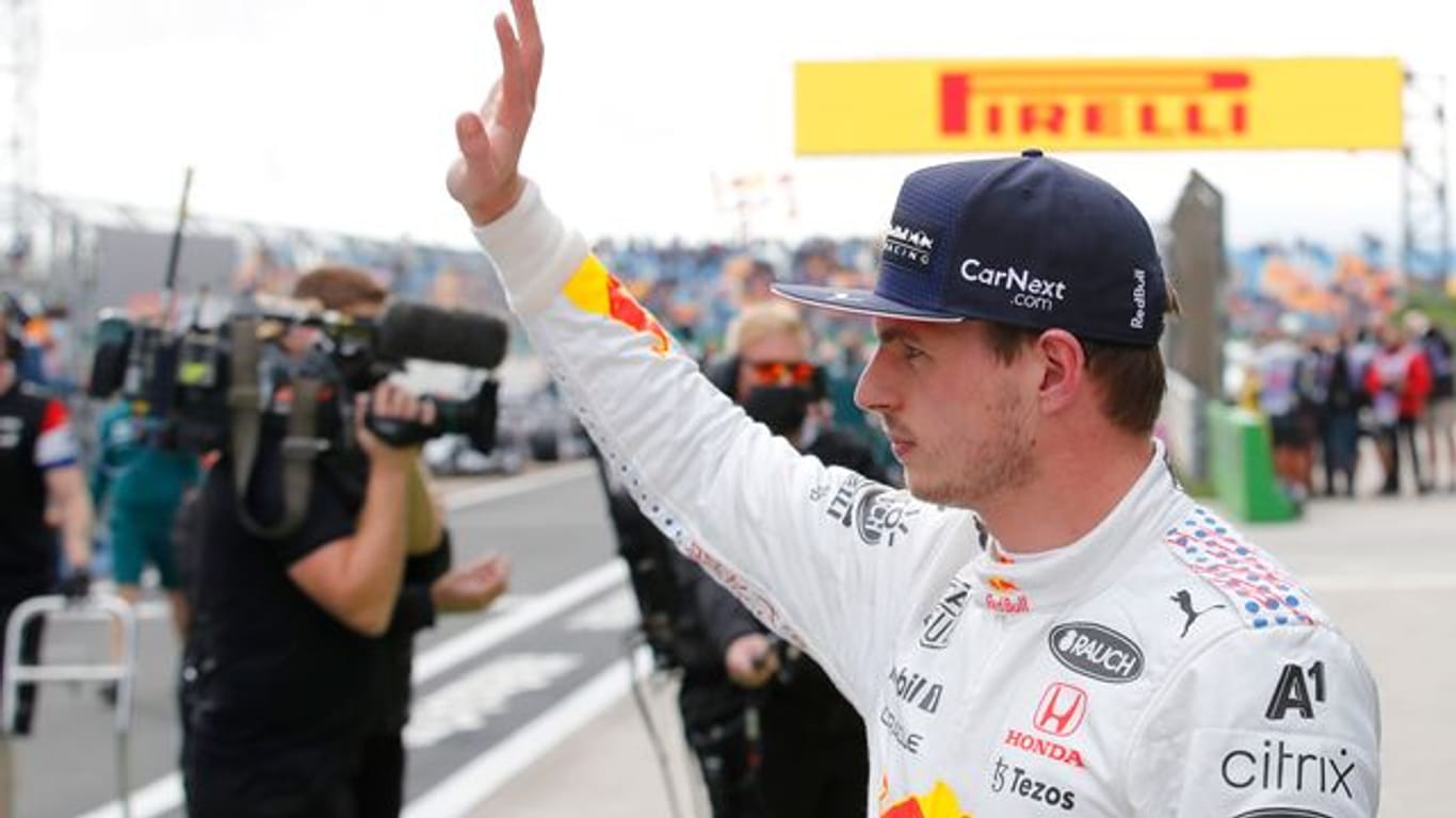 Der Niederländer Max Verstappen vom Team Red Bull Racing winkt den Zuschauern nach Ende des Qualifyings zu.