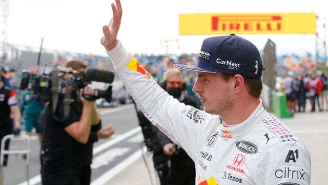 Der Niederländer Max Verstappen vom Team Red Bull Racing winkt den Zuschauern nach Ende des Qualifyings zu. Der Niederländer Max Verstappen vom Team Red Bull Racing winkt den Zuschauern nach Ende des Qualifyings zu.