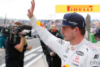 Der Niederländer Max Verstappen vom Team Red Bull Racing winkt den Zuschauern nach Ende des Qualifyings zu.