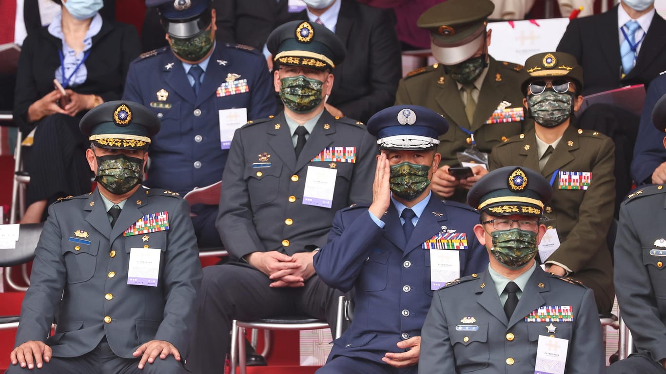 Militärangehörige beim Nationalfeiertag in Taipei am Sonntag: Taiwans Präsidentin beschrieb die Beziehungen zu China als so kompliziert wie nie zuvor in den vergangenen sieben Jahrzehnten.