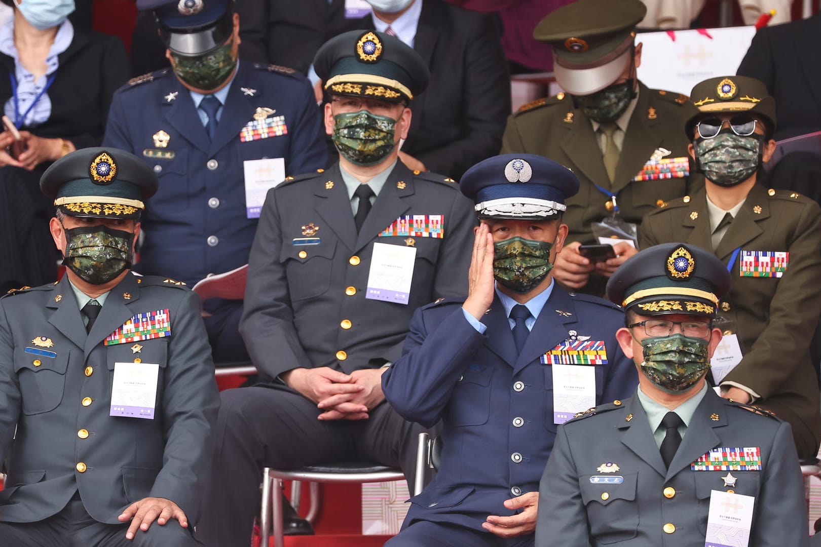 Militärangehörige beim Nationalfeiertag in Taipei am Sonntag: Taiwans Präsidentin beschrieb die Beziehungen zu China als so kompliziert wie nie zuvor in den vergangenen sieben Jahrzehnten.