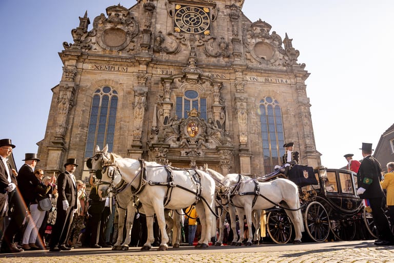 Eine Kutsche wartet nach der kirchlichen Hochzeit von Fürst Alexander zu Schaumburg-Lippe und Fürstin Mahkameh vor der Bückeburger Stadtkirche, um das frisch vermählte Paar zum Bückeburger Schloss zu fahren.