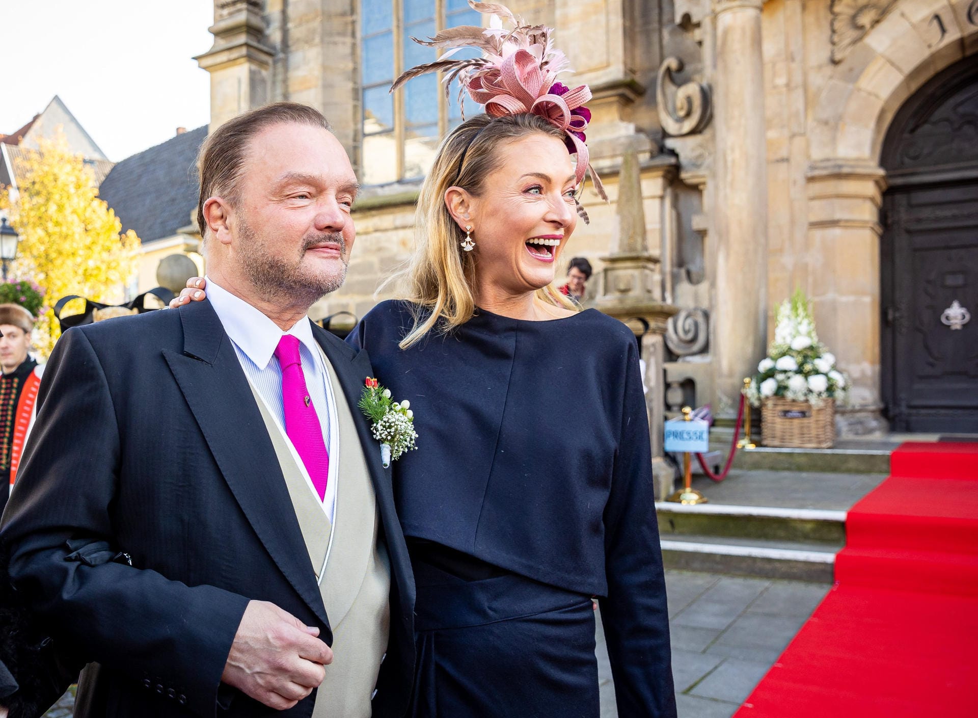 Fürst Alexander zu Schaumburg-Lippe kommt zu seiner kirchlichen Hochzeit an der Seite seiner ersten Ehefrau Lilly Prinzessin zu Sayn-Wittgenstein-Berleburg an.