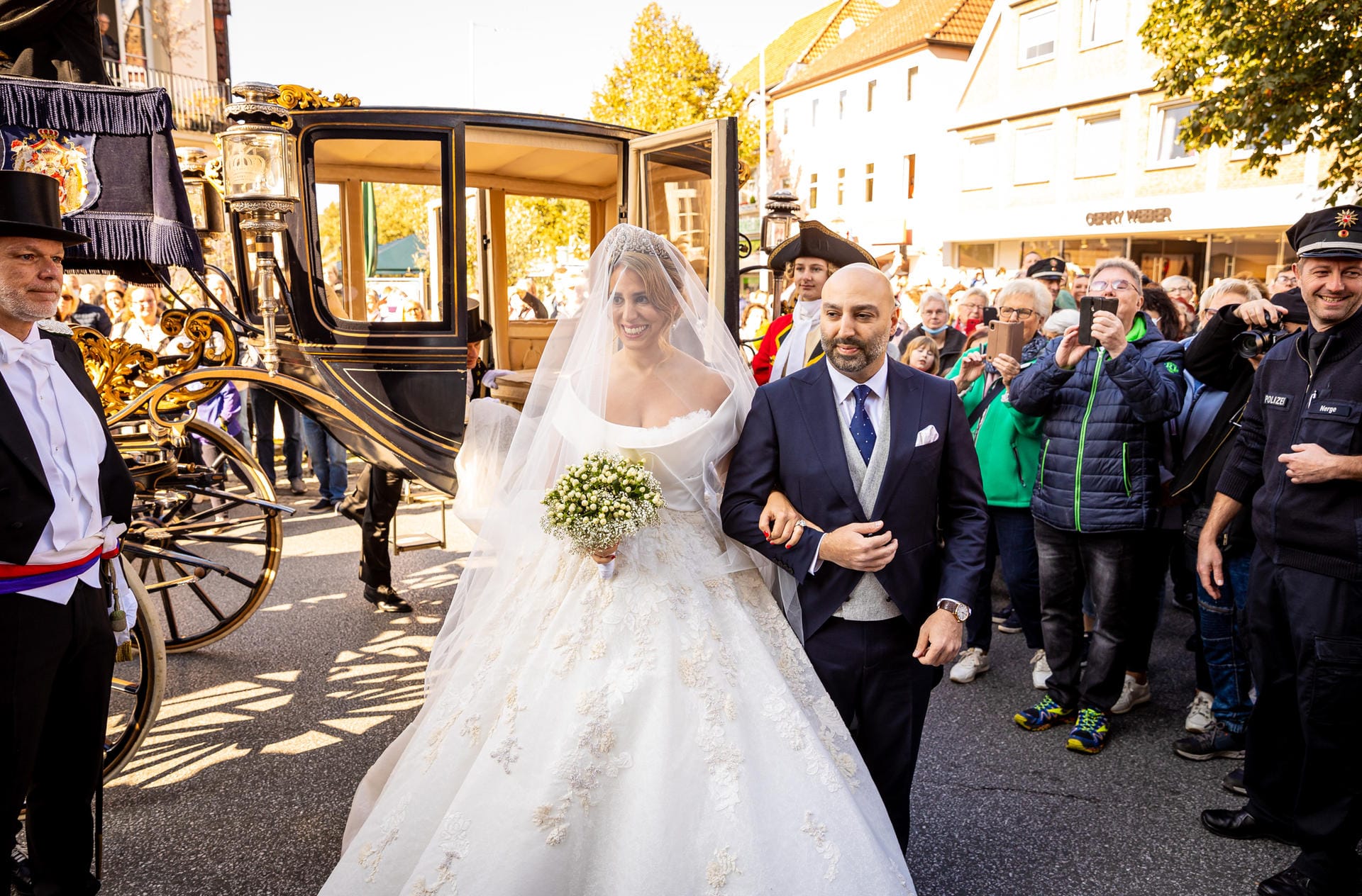 Fürstin Mahkameh zu Schaumburg-Lippe wird zur kirchlichen Hochzeit geführt.