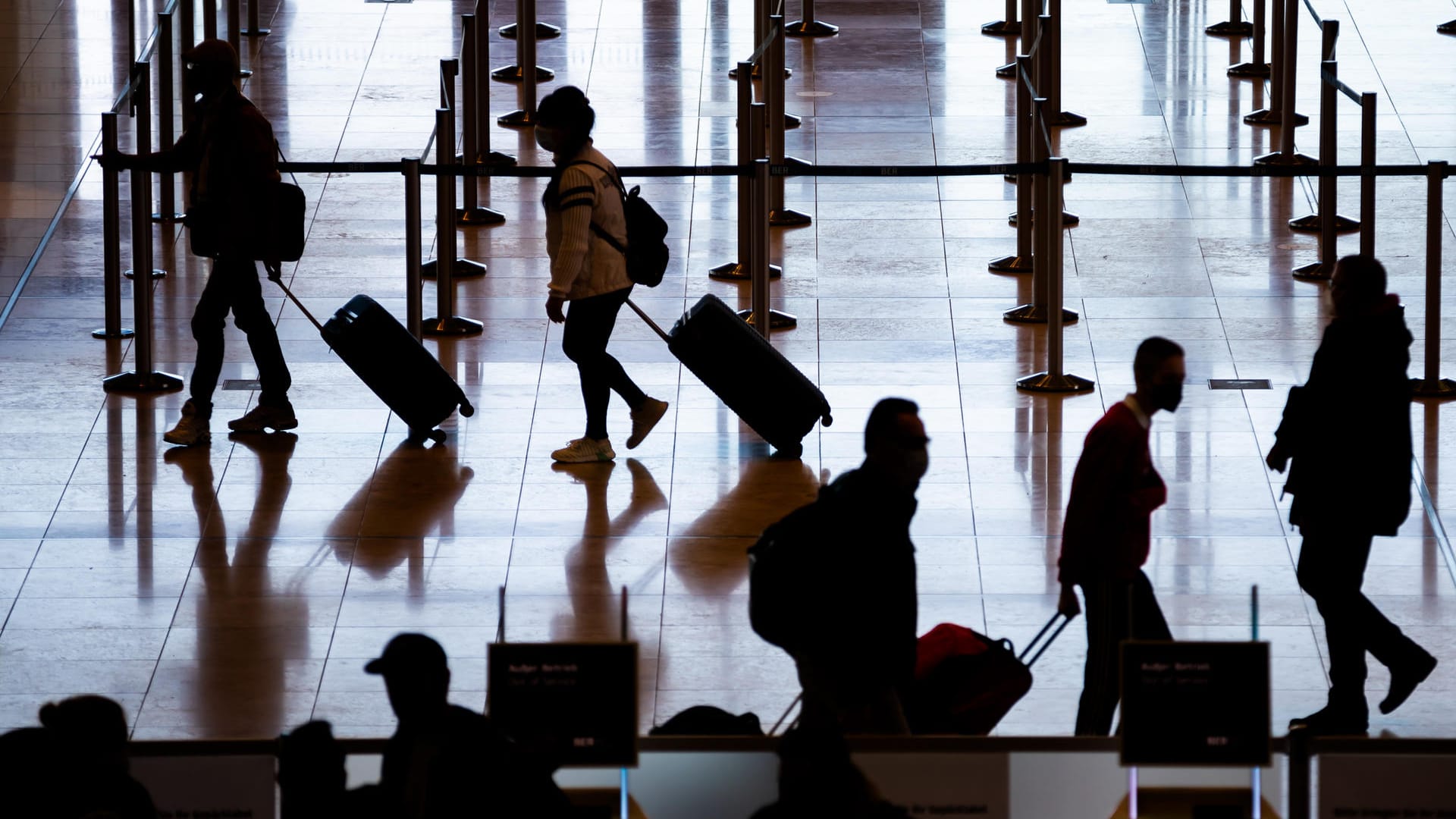 Reisende gehen am Hauptstadtflughafen Berlin Brandenburg (BER) durch das Terminal 1: Die Lage am Sonntag ist deutlich entspannter als noch am Samstag.