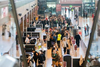 Zahlreiche Passagiere stehen am Hauptstadtflughafen BER im Terminal 1 vor der Sicherheitskontrolle Schlange: Zum Ferienbeginn herrschten dort chaotische Zustände.