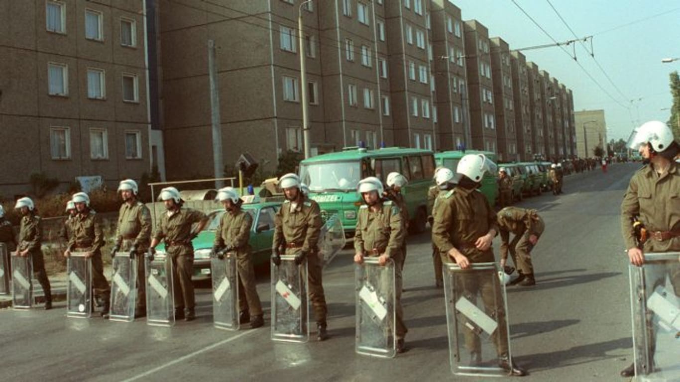 Kein Schutz: Weil die Polizei 1991 Proteste nicht in den Griff bekam, wurden Ausländer aus Hoyerswerda evakuiert und Neonazis meldeten, die Stadt sei "ausländerfrei".