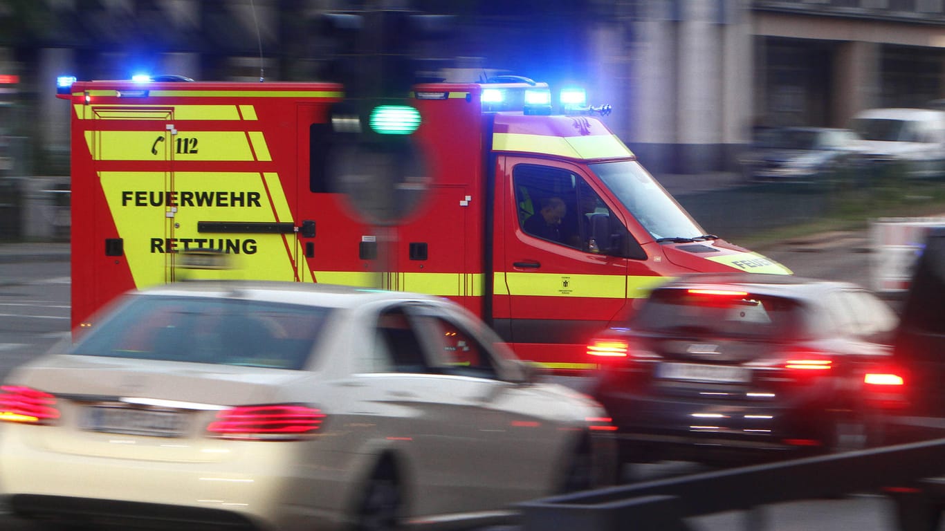 Ein Rettungswagen während der Fahrt (Archivbild): In der Nähe von München musste ein Mann nach einem Unfall reanimiert werden.