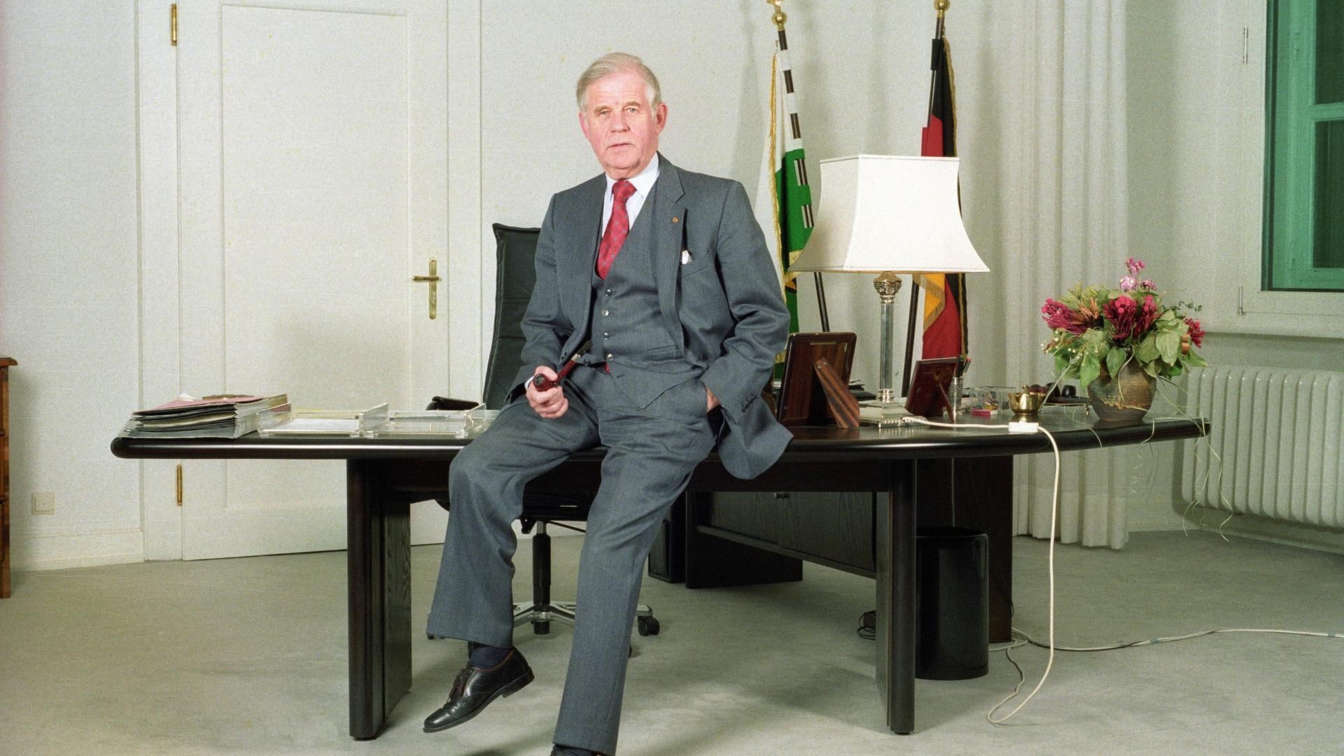 Kurt Biedenkopf: "Die Sachsen sind immun gegen Rechtsextremismus“, sagte er. Das Foto zeigt den ersten Ministerpäsidenten Sachsens 1992 in seinem Büro. In seiner Amtszeit bis 2002 holte die CDU bei Landtagswahlen immer über 50 Prozent.