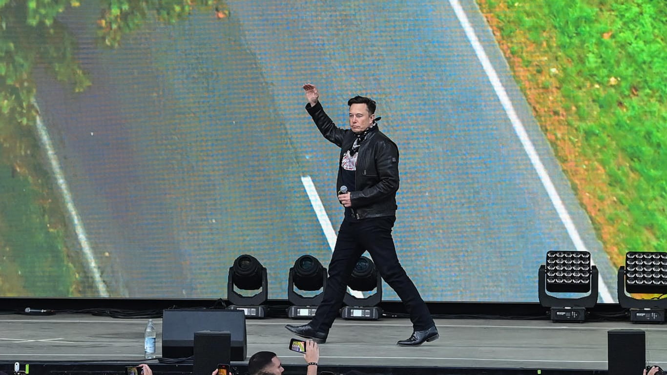 Elon Musk beim Tag der offenen Tür auf der Bühne der Tesla Giga Factory: Hier sollen bereits im Dezember die ersten E-Wagen vom Band rollen.