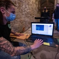 Ein Mitglied eines Hobby-Geisterjägerteams demonstriert im Fasskeller des Residenzschlosses Ludwigsburg den Gebrauch eines Lokalisierungssystems: Im Schloss Ludwigsburg sucht das Team nach Geistern.
