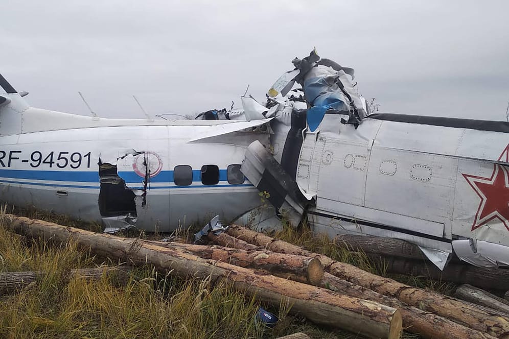 Die Unglücksstelle im russischen Tatarstan: Helfer berichteten, das Flugzeug sei in Brand geraten, das Feuer sei schnell gelöscht worden.