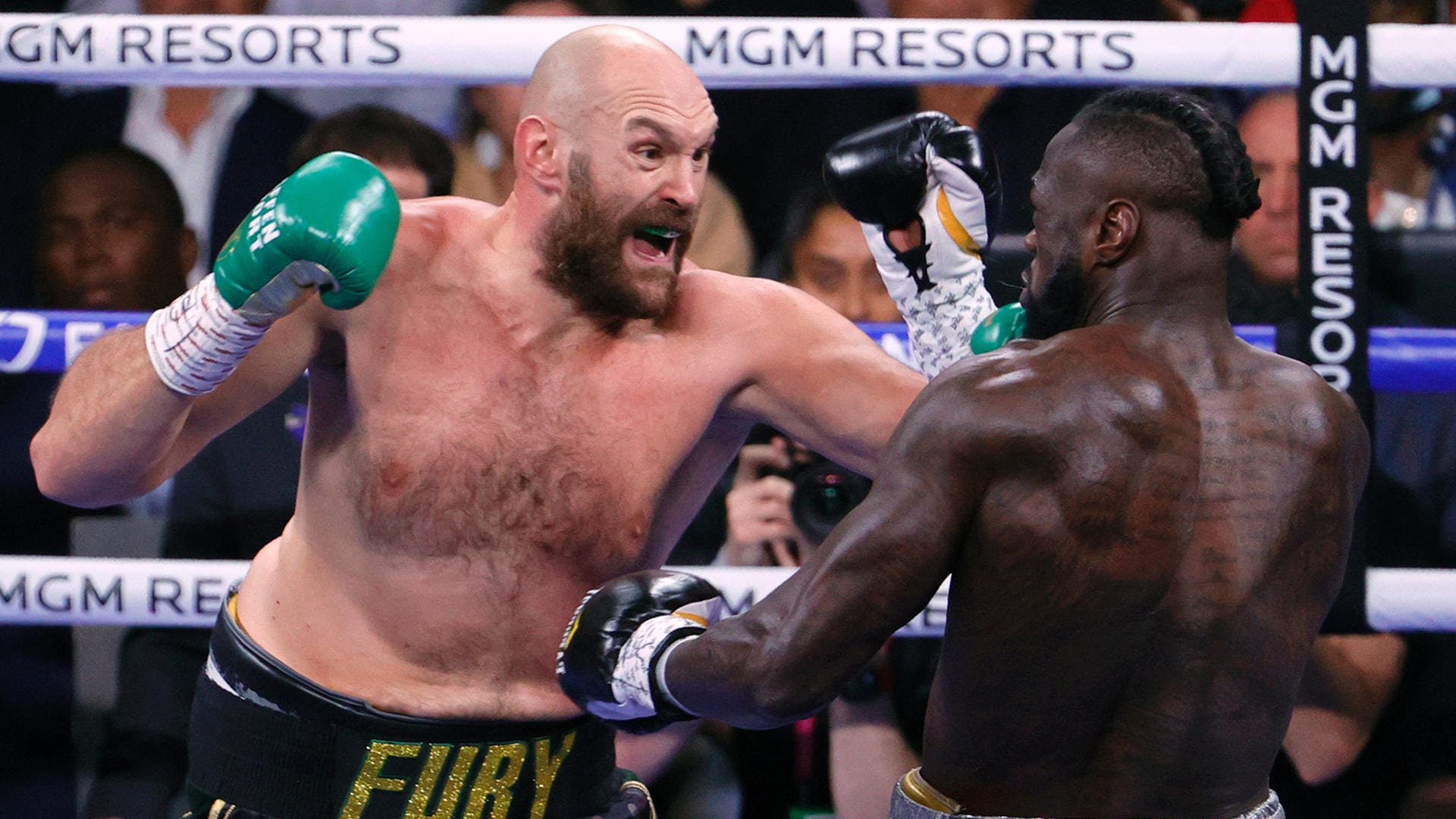 Wüste Keilerei: Der Kampf zwischen Tyson Fury und Deontay Wilder hatte so ziemlich alles, was das Schwergewichts-Boxen bietet: Leidenschaft, Schmerzen und gewaltige Emotionen.