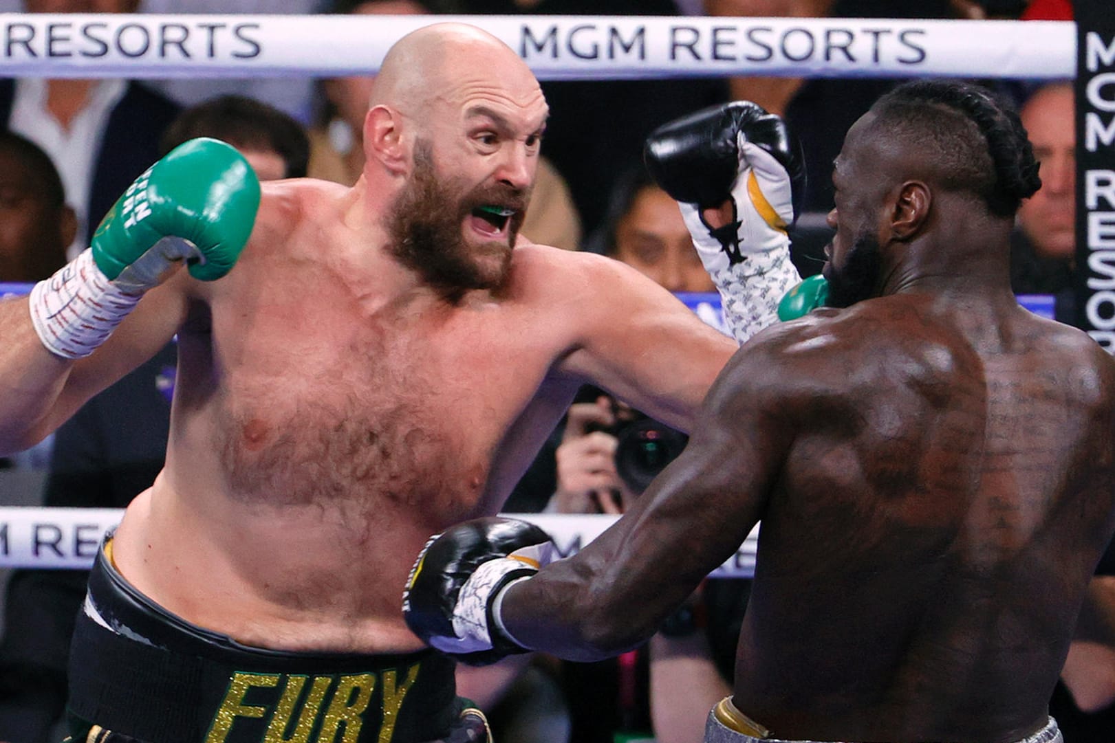 Wüste Keilerei: Der Kampf zwischen Tyson Fury und Deontay Wilder hatte so ziemlich alles, was das Schwergewichts-Boxen bietet: Leidenschaft, Schmerzen und gewaltige Emotionen.