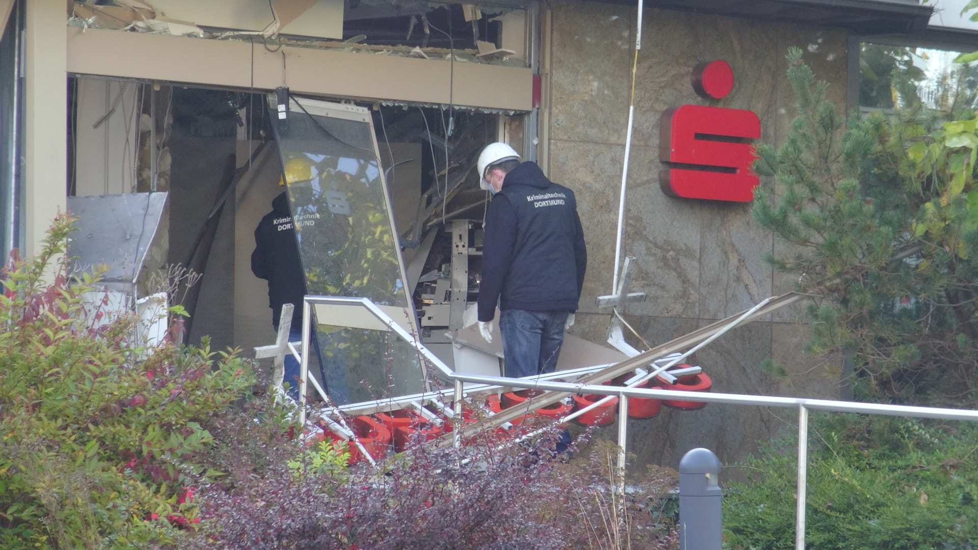 Mitarbeiter der Kriminaltechnik Dortmund am nächsten Morgen am Tatort: Die Sparkassen-Filiale wurde bei der Geldautomatensprengung stark beschädigt. Mitarbeiter der Kriminaltechnik Dortmund am nächsten Morgen am Tatort: Die Sparkassen-Filiale wurde bei der Geldautomatensprengung stark beschädigt.