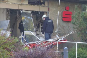 Mitarbeiter der Kriminaltechnik Dortmund am nächsten Morgen am Tatort: Die Sparkassen-Filiale wurde bei der Geldautomatensprengung stark beschädigt.