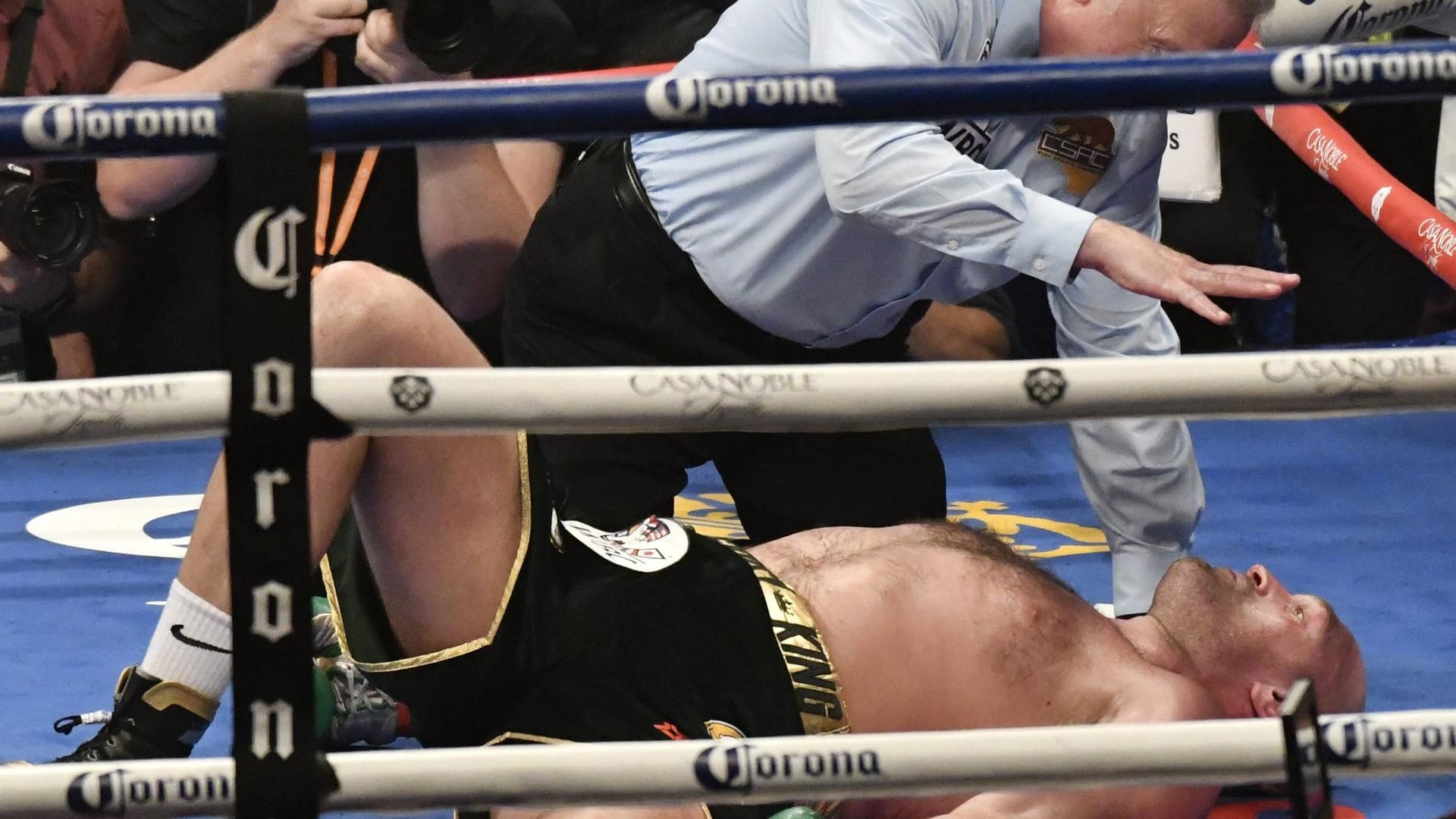 Kaum zu glauben: Nach dem zweiten Niederschlag in Folge liegt Tyson Fury im Dezember 2018 scheinbar erledigt am Boden. Wenige Sekunden später steht er auf und schlägt Wilder fast noch K.o.