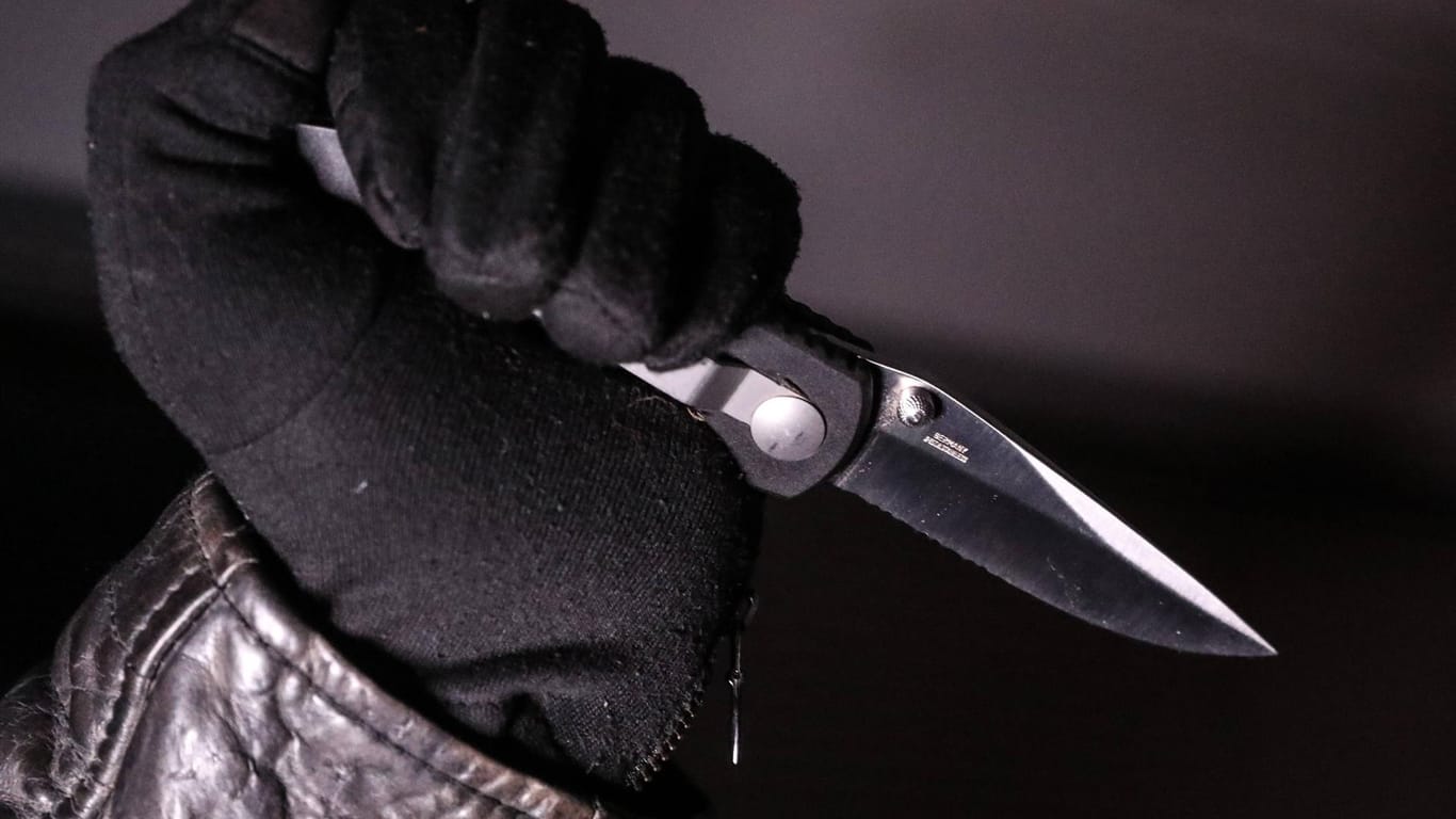 Eine Person hält ein Messer in der Hand (Symbolbild): In Hannover sind drei Personen bei einer Messerstecherei verletzt worden.