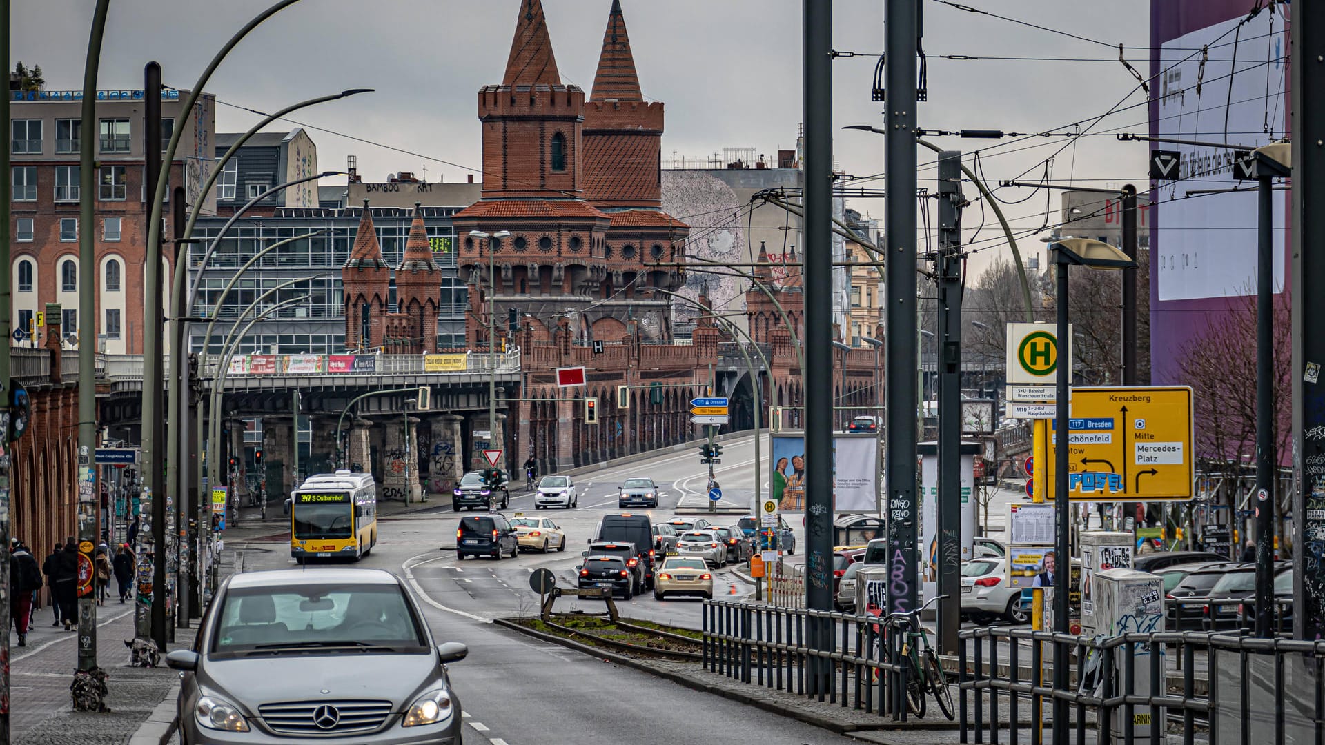 Verkehr auf der Warschauer Straße in Berlin (Archivbild): Bei einem Unfall ist ein Motorradfahrer schwer verletzt worden.