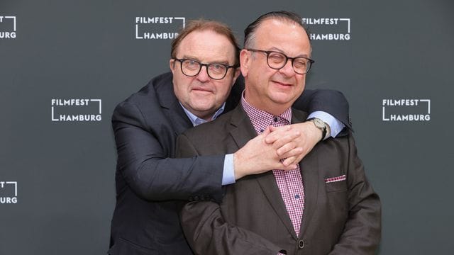 Der Schauspieler Gustav Peter Wöhler (l) und der Festivalleiter Albert Wiederspiel beim 29.