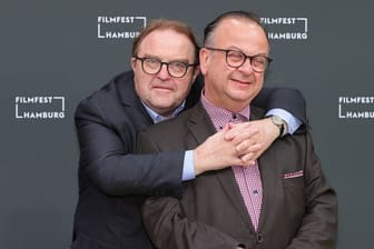 Der Schauspieler Gustav Peter Wöhler (l) und der Festivalleiter Albert Wiederspiel beim 29.