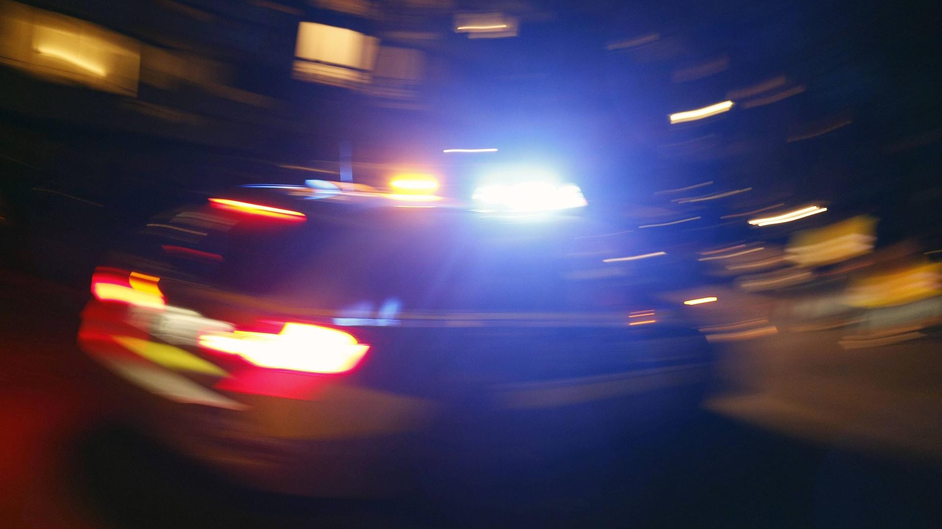 Ein Polizeiwagen in Düsseldorf während eines Einsatzes (Archivbild): Ein 28-jähriger Pkw-Fahrer flüchtete vor den Beamten und verunfallte. Ein Polizeiwagen in Düsseldorf während eines Einsatzes (Archivbild): Ein 28-jähriger Pkw-Fahrer flüchtete vor den Beamten und verunfallte.