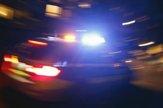 Ein Polizeiwagen in Düsseldorf während eines Einsatzes (Archivbild): Ein 28-jähriger Pkw-Fahrer flüchtete vor den Beamten und verunfallte.