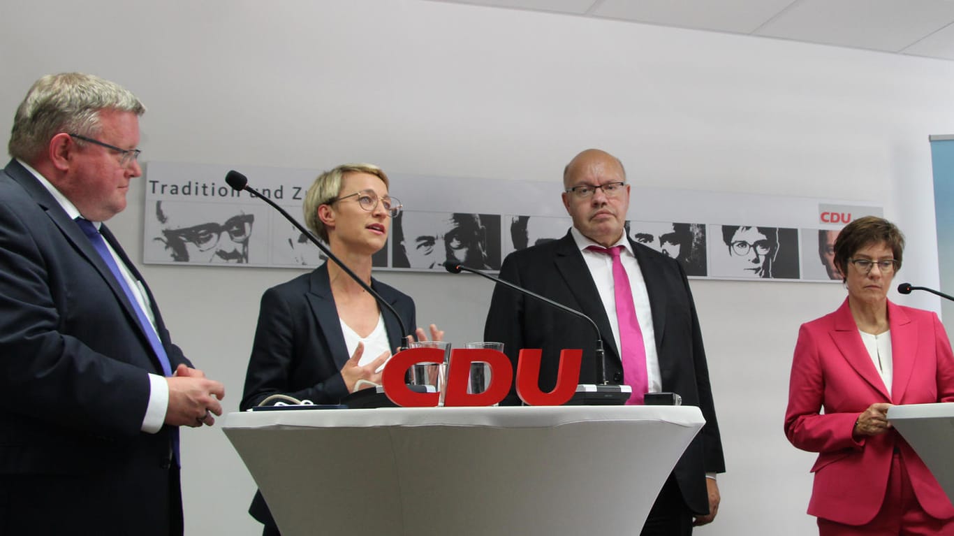 Peter Altmaier und Annegret Kramp-Karrenbauer mit ihren Nachfolgern im Bundestag: Markus Uhl und Nadine Schön.