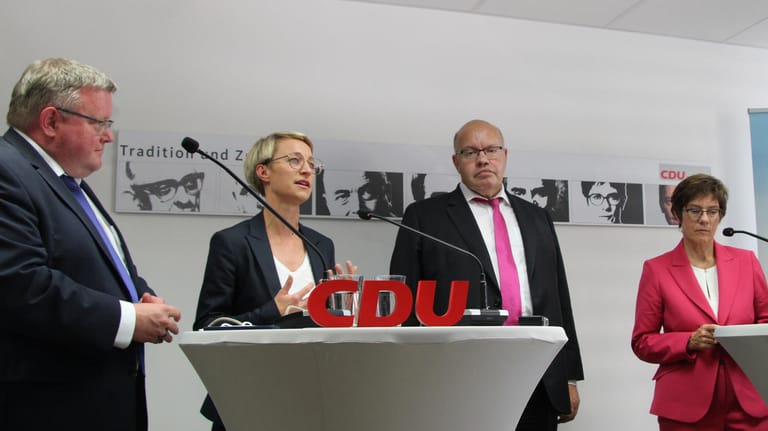 Peter Altmaier und Annegret Kramp-Karrenbauer mit ihren Nachfolgern im Bundestag: Markus Uhl und Nadine Schön.