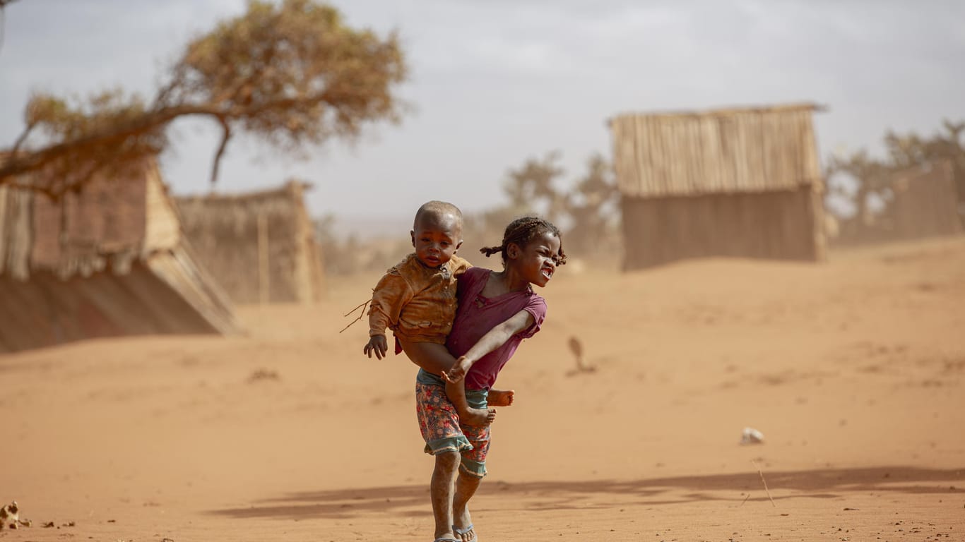 Kinder im Süden Madagaskars: Die schlimmste Dürre seit 40 Jahren gefährdet in dem vor Afrikas Ostküste gelegenen Inselstaat Madagaskar das Leben Hunderttausender Menschen. Es gibt kein sauberes Trinkwasser, nichts zu essen. Und Regen ist nicht in Sicht.