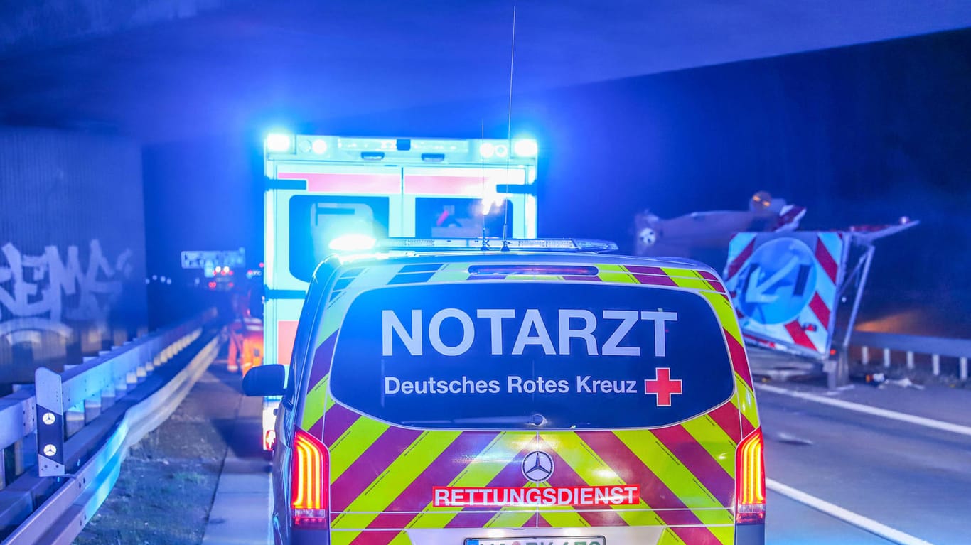 Ein Notarzt-Auto und ein Krankenwagen stehen am Straßenrand (Archivbild): In Gunzenhausen wurde eine schwer verletzte 26-Jährige gefunden.