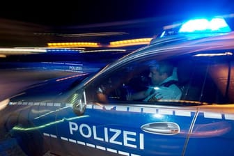 Blaulicht auf Streifenwagen: Schon vor zwei Wochen sind vier Insassen aus der Klinik in Weinsberg geflüchtet. (Symbolbild)