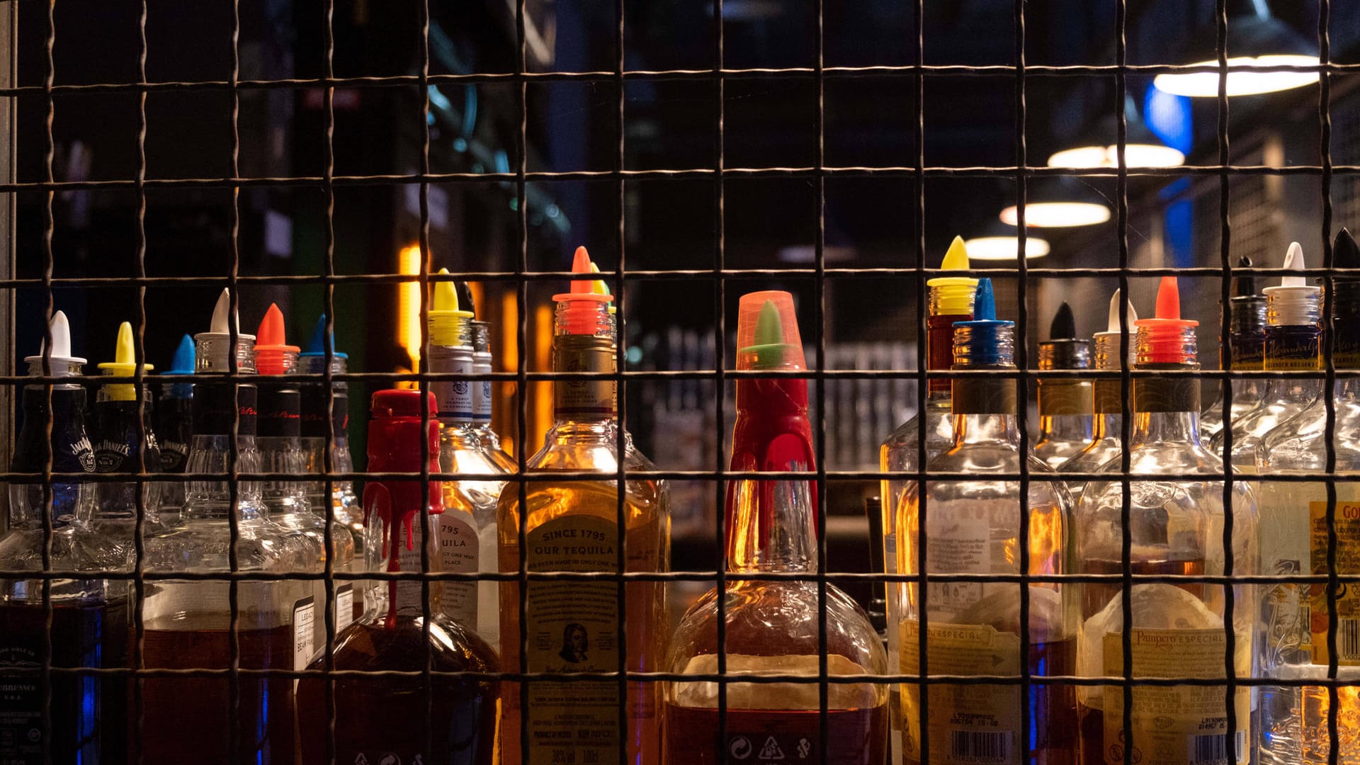 Flaschen mit verschiedenen Spiritousen in einer Bar (Symbolbild): In Stuttgart hat ein Mann mehrere Frauen sexuell belästigt.