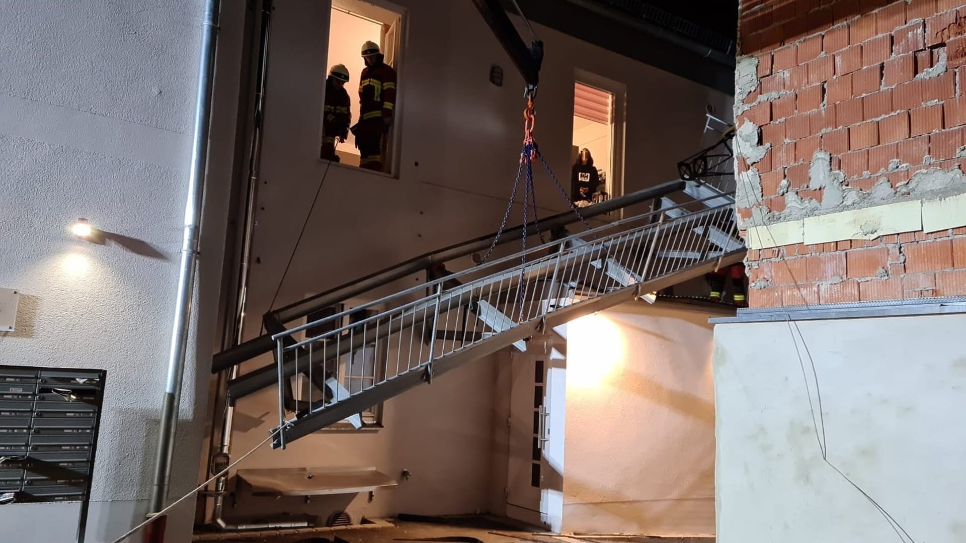 Ein Kran hebt den abgestürzten Balkon an: Er hatte sich von einem Haus in der Altstadt von Moosburg bei München gelöst. Ein Kran hebt den abgestürzten Balkon an: Er hatte sich von einem Haus in der Altstadt von Moosburg bei München gelöst.