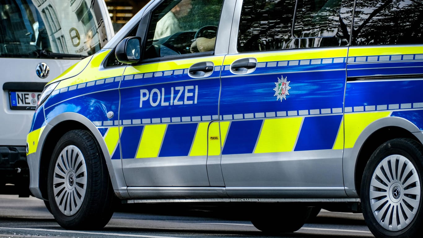 Ein Polizeiauto (Symbolbild): In Köln ist ein Taxifahrer angegriffen worden. Die Polizei sucht den mutmaßlichen Täter.